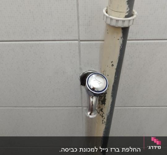 ברז מים מחובר לצינור פלסטיק על קיר